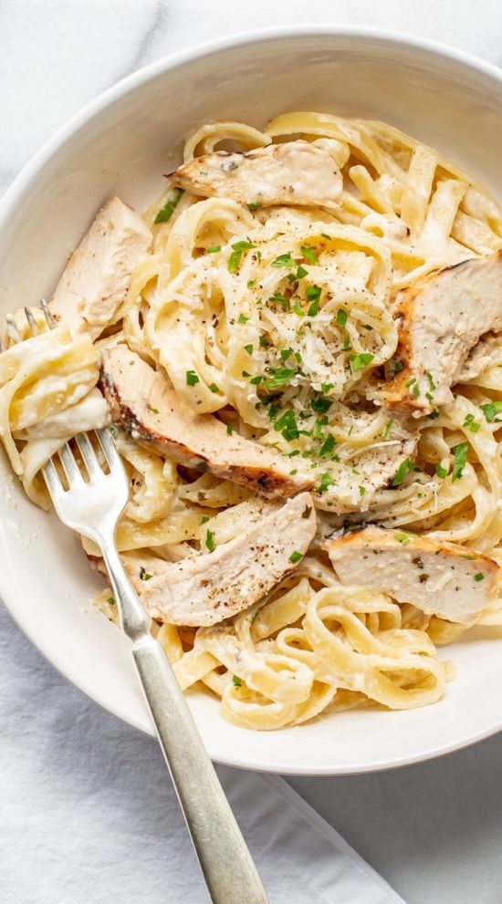 Fettucine Alfredo cu Pui Grill