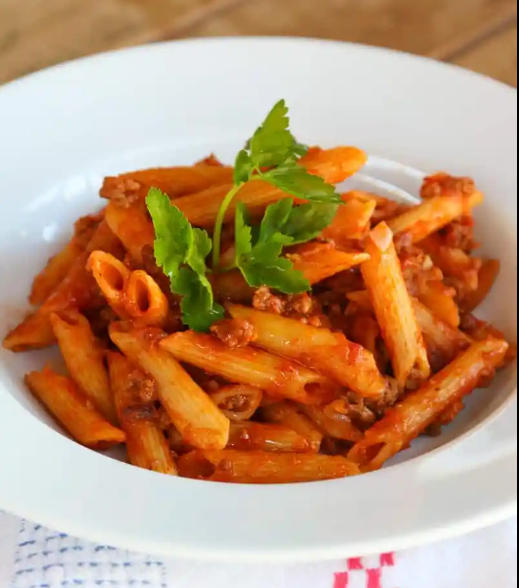 Penne bolognese + Chec cu fructe 